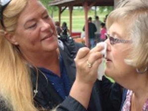 Jennifer Mulherin touching up her Aunt Judy Johnson, 2011_w.jpg